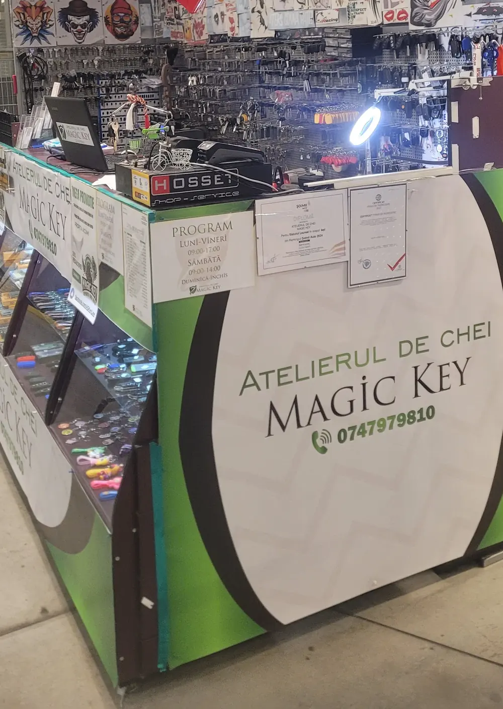 Standul Magic Key în Selgros: alb cu verde, cu cheia roșie mare atârnată deasupra