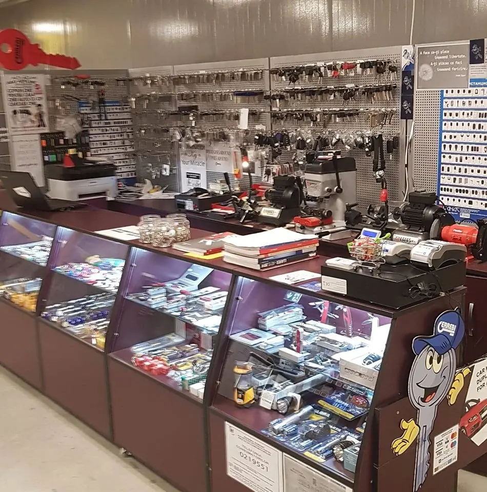 Tejgheaua Magic Key: vitrine cu telecomenzi și perete plin de chei virgine